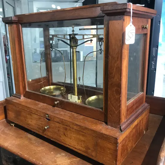 SET OF GRIFFIN & SONS BEAM BALANCE IN  MAHOGANY GLAZED CASE. W.400mm